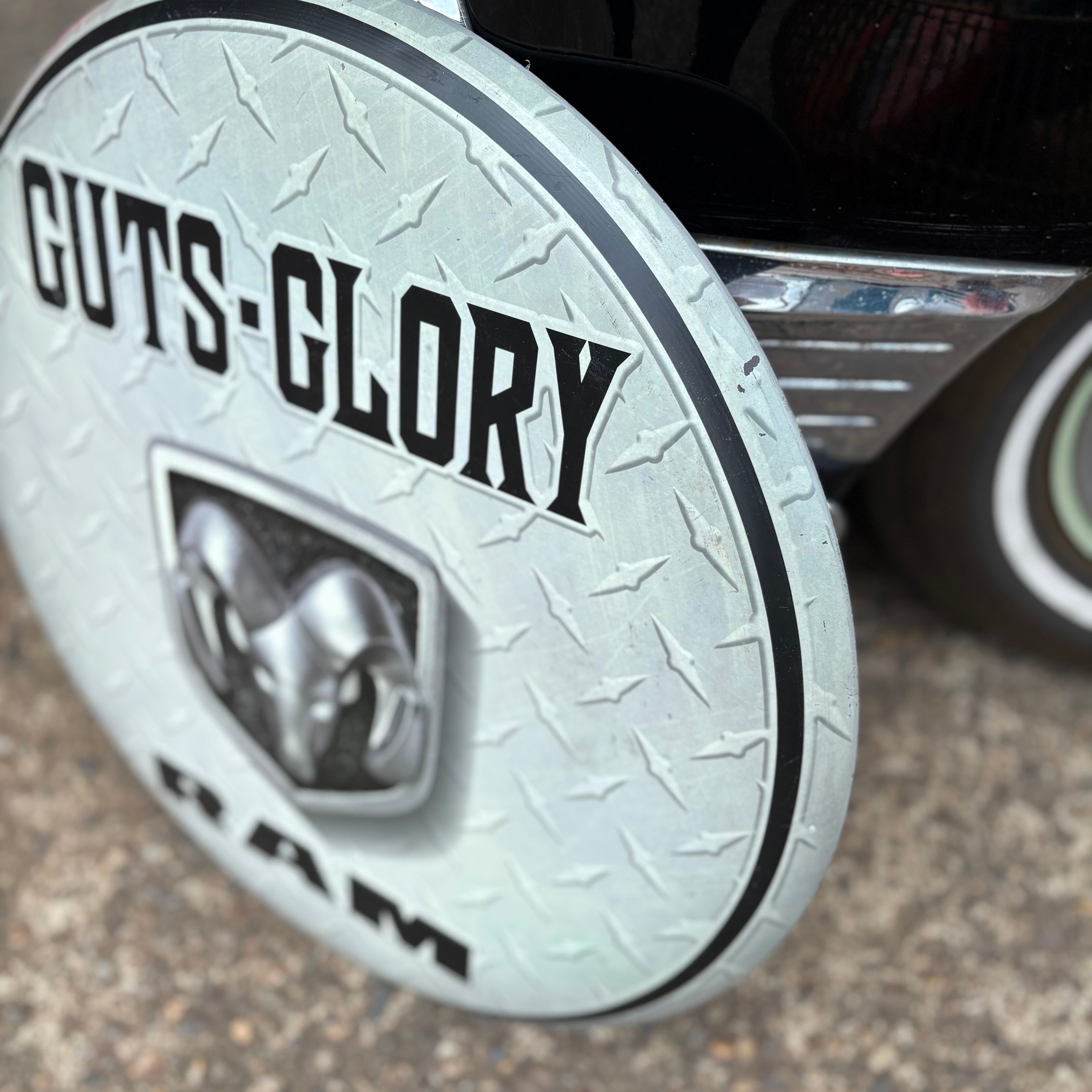 USAヴィンテージ】DODGE RAM 「GUTS-GLORY」エンブレム メタルサイン