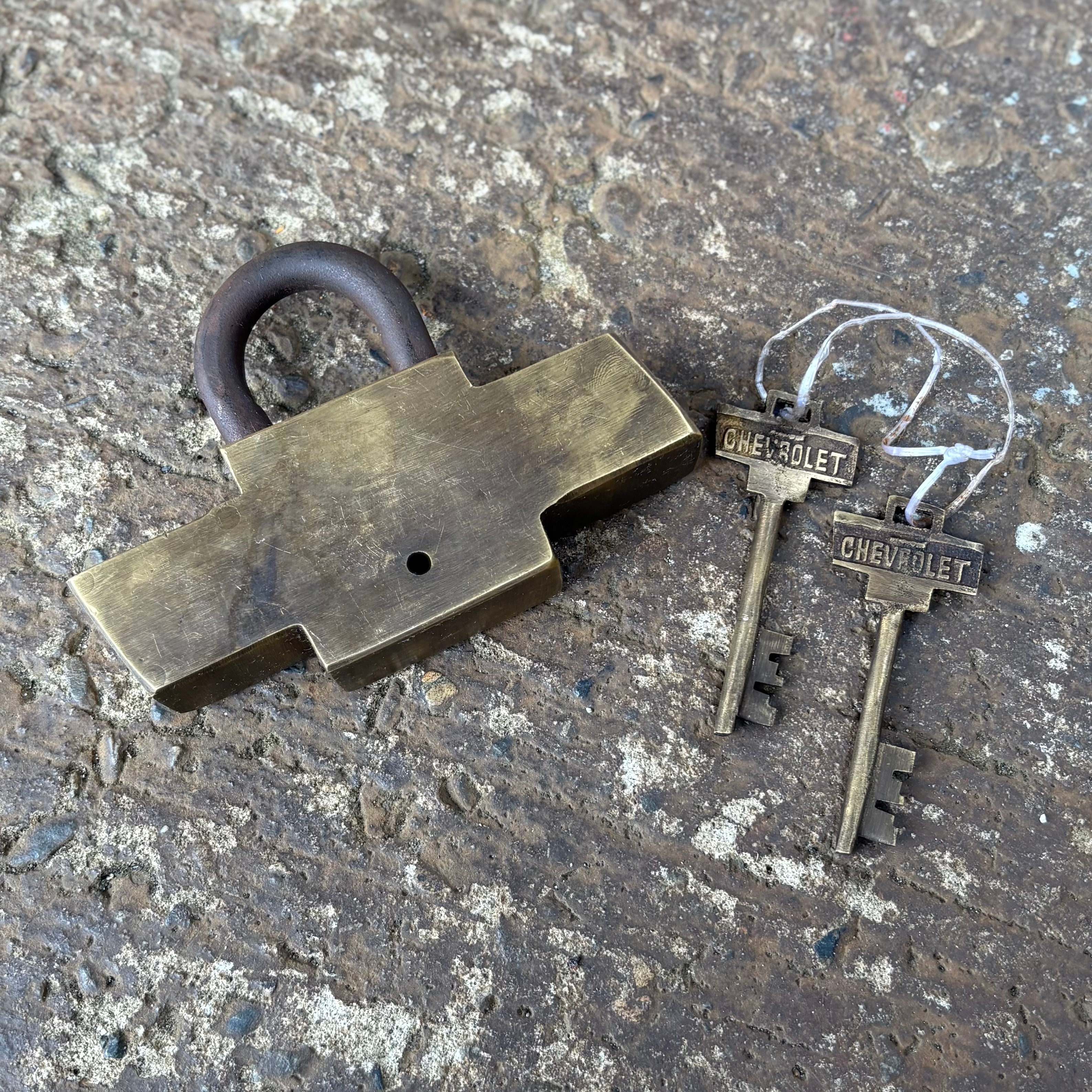 🔑 [Vintage Brass Padlock] The Iconic Chevrolet Bowtie Lock & Keys