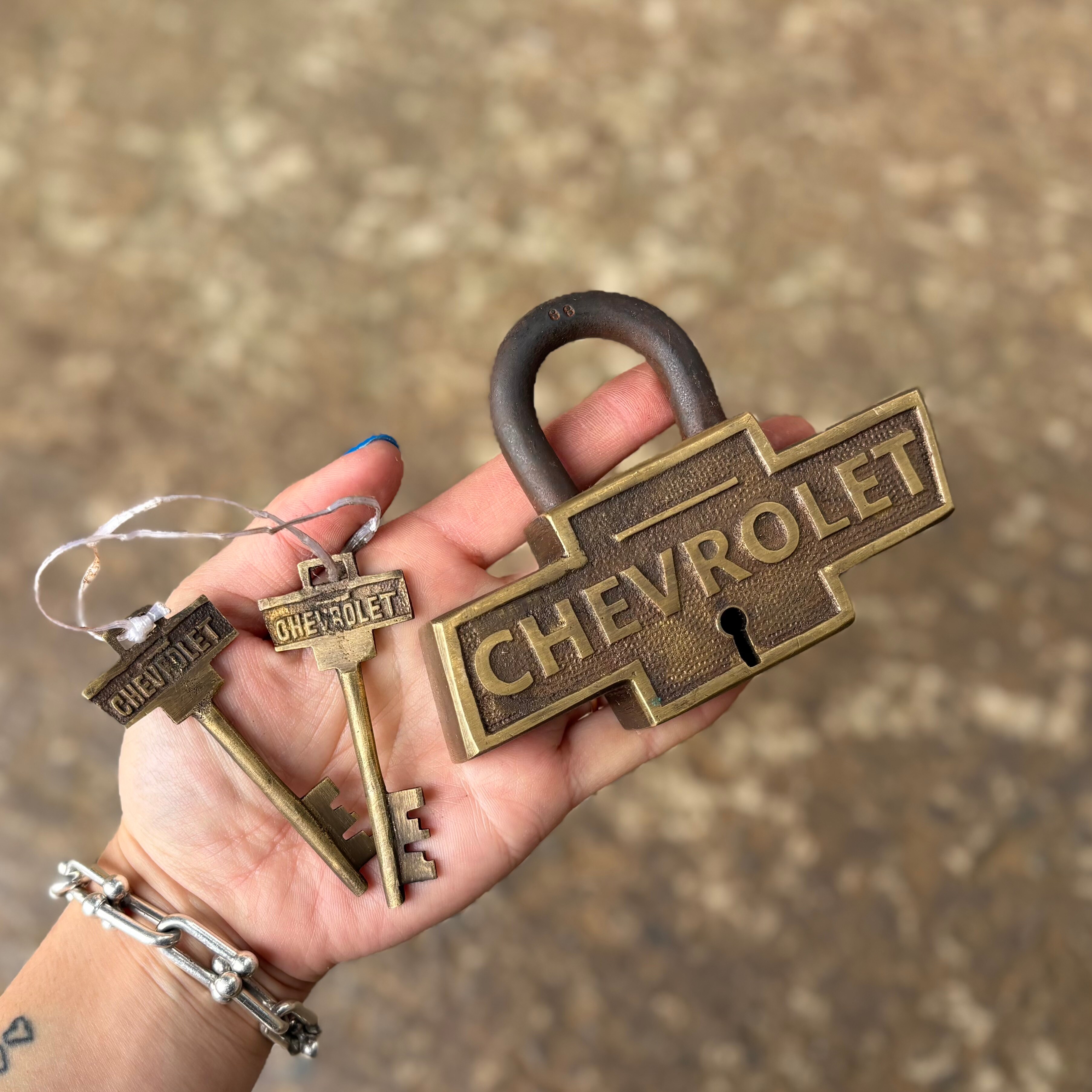アメリカンビンテージ電鍵 🔑 [Vintage Brass Padlock] The Iconic Chevrolet Bowtie Lock & Keys