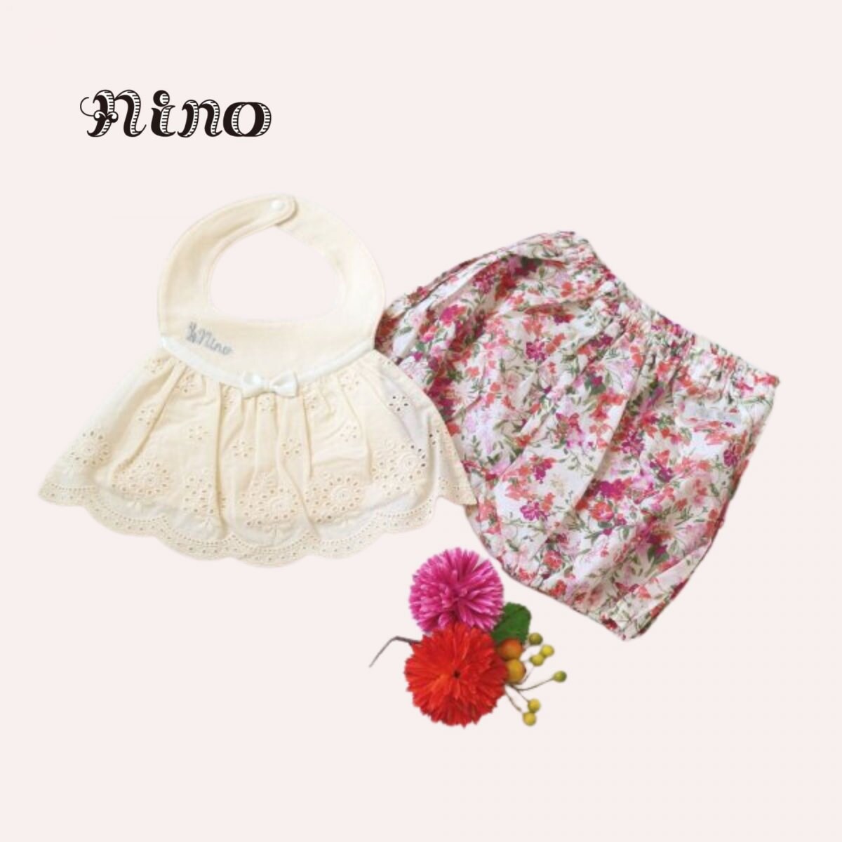 [ツクツク限定お買い得ギフト]　nino　baby　gift　set　スタイ✙ブルマ　/　70cm　上品なレースフリルスタイと花柄バックリボンブルマセット
