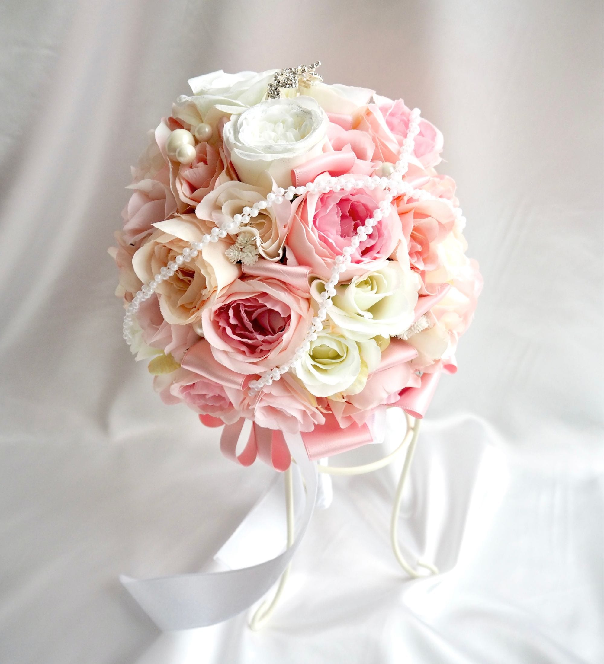 ラウンドブーケ ピンク ホワイト ピンクとホワイトのラウンドブーケ(ブートニア付き)|ウェディング