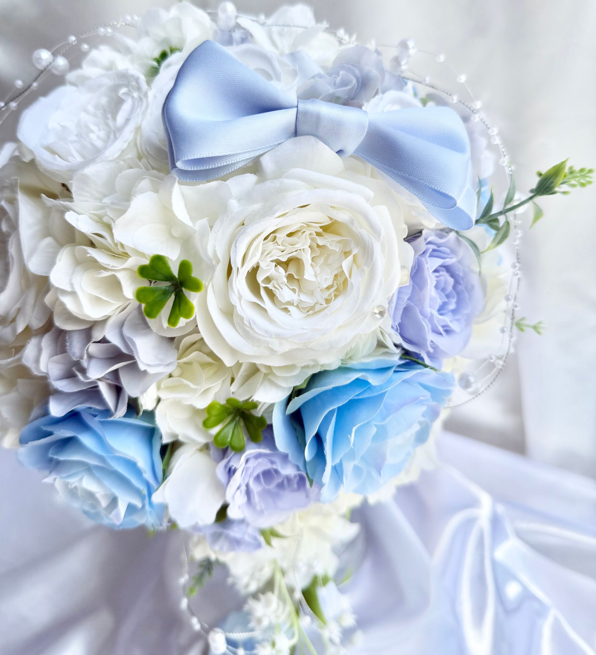 ブルーとホワイトのキャスケードブーケ(ブートニア付き)|ウェディング