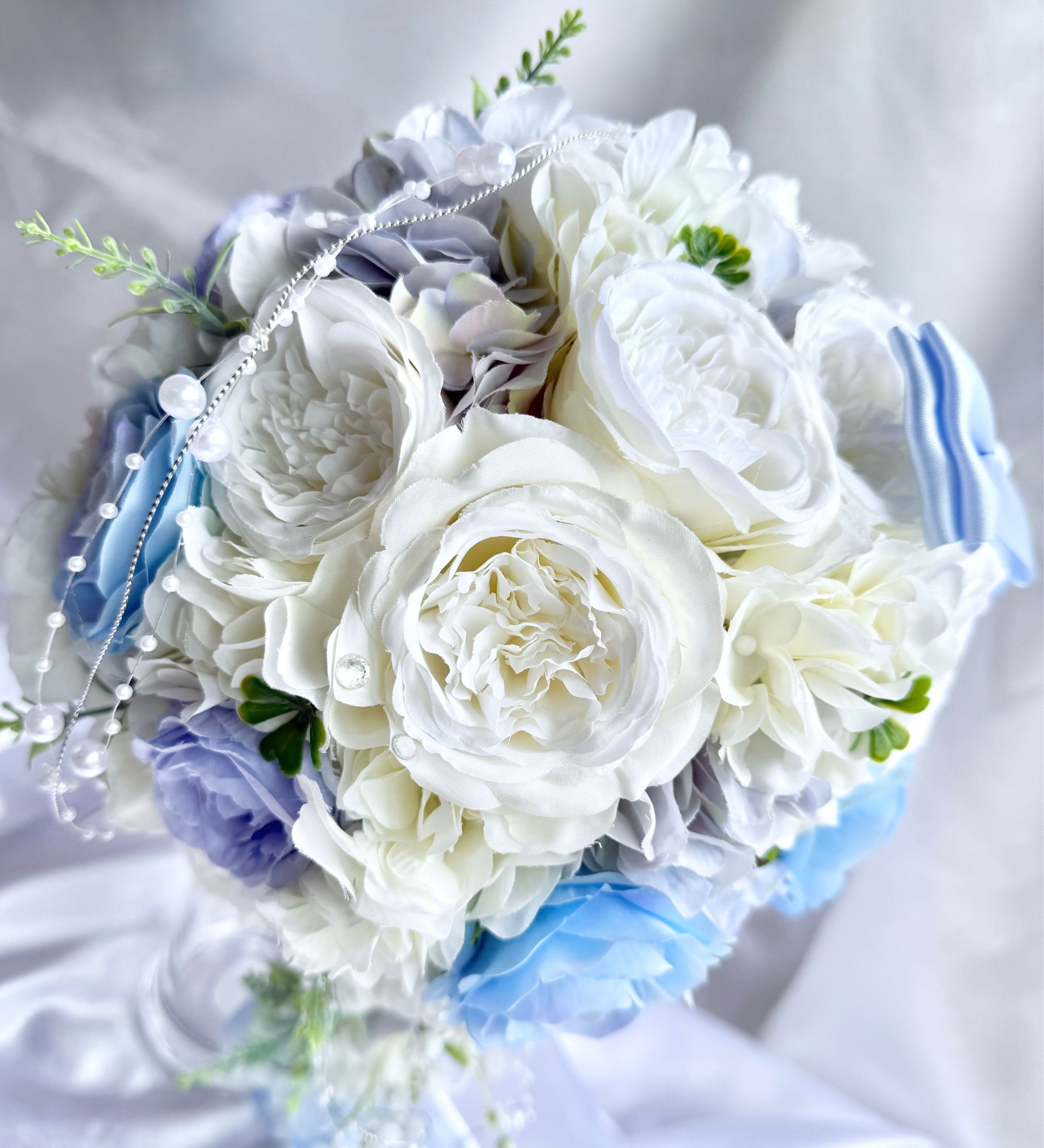 ブルーとホワイトのキャスケードブーケ(ブートニア付き)|ウェディング