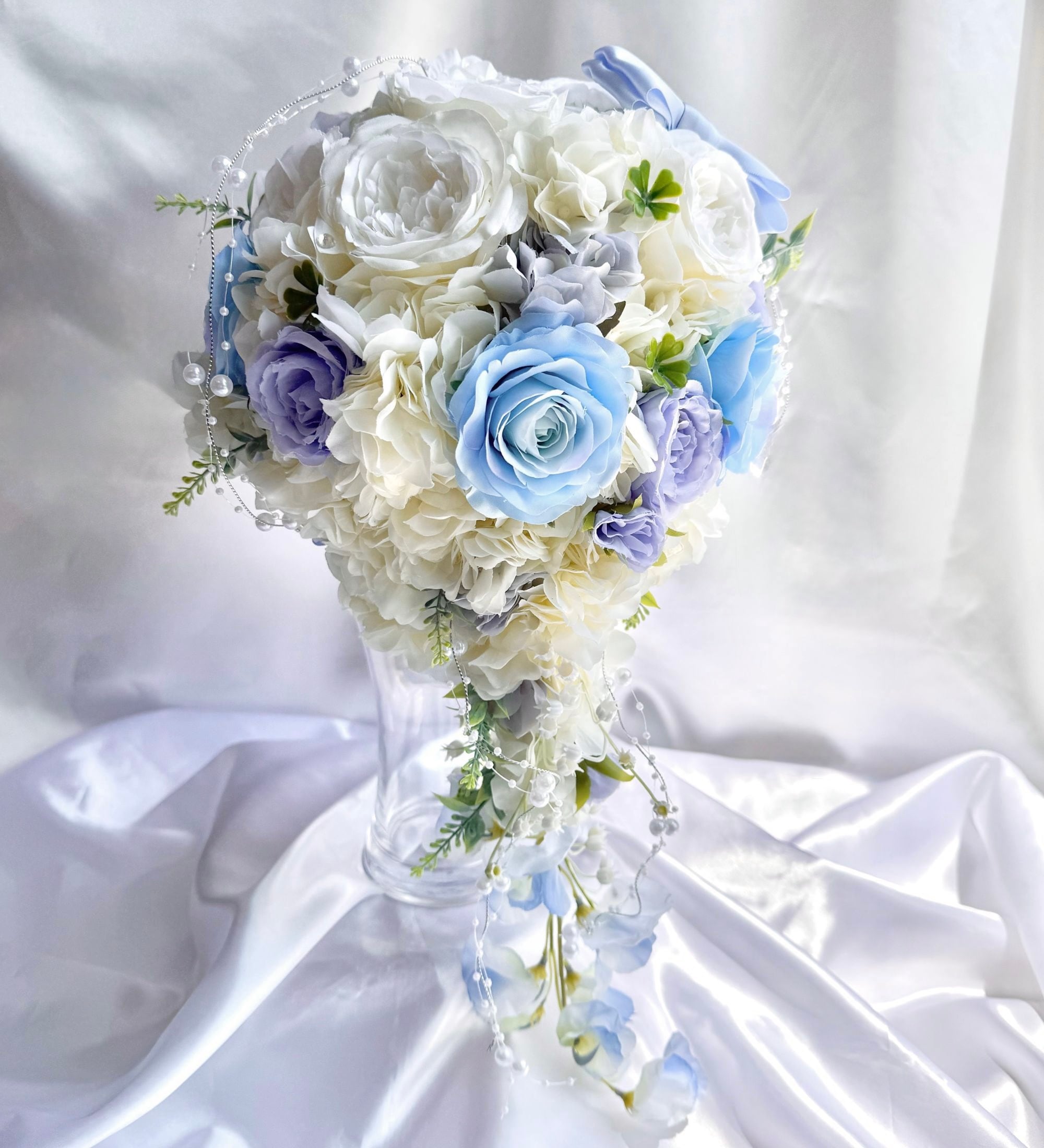 ブルーとホワイトのキャスケードブーケ(ブートニア付き