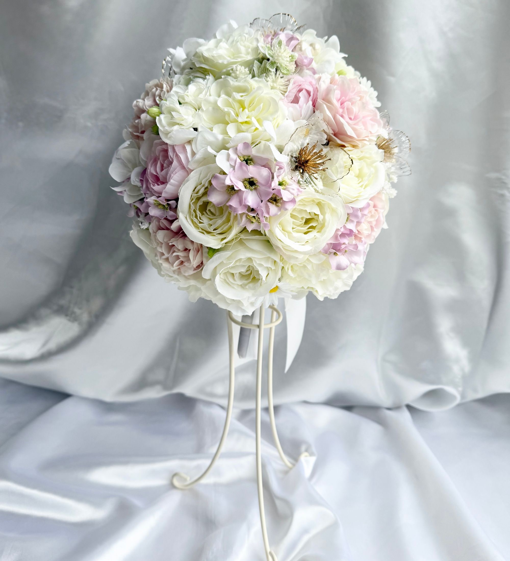 ラウンドブーケ&ブートニア ／ウェディング・結婚式 ホワイトとピンクのラウンドブーケ(ブートニア付き)|ウェディング