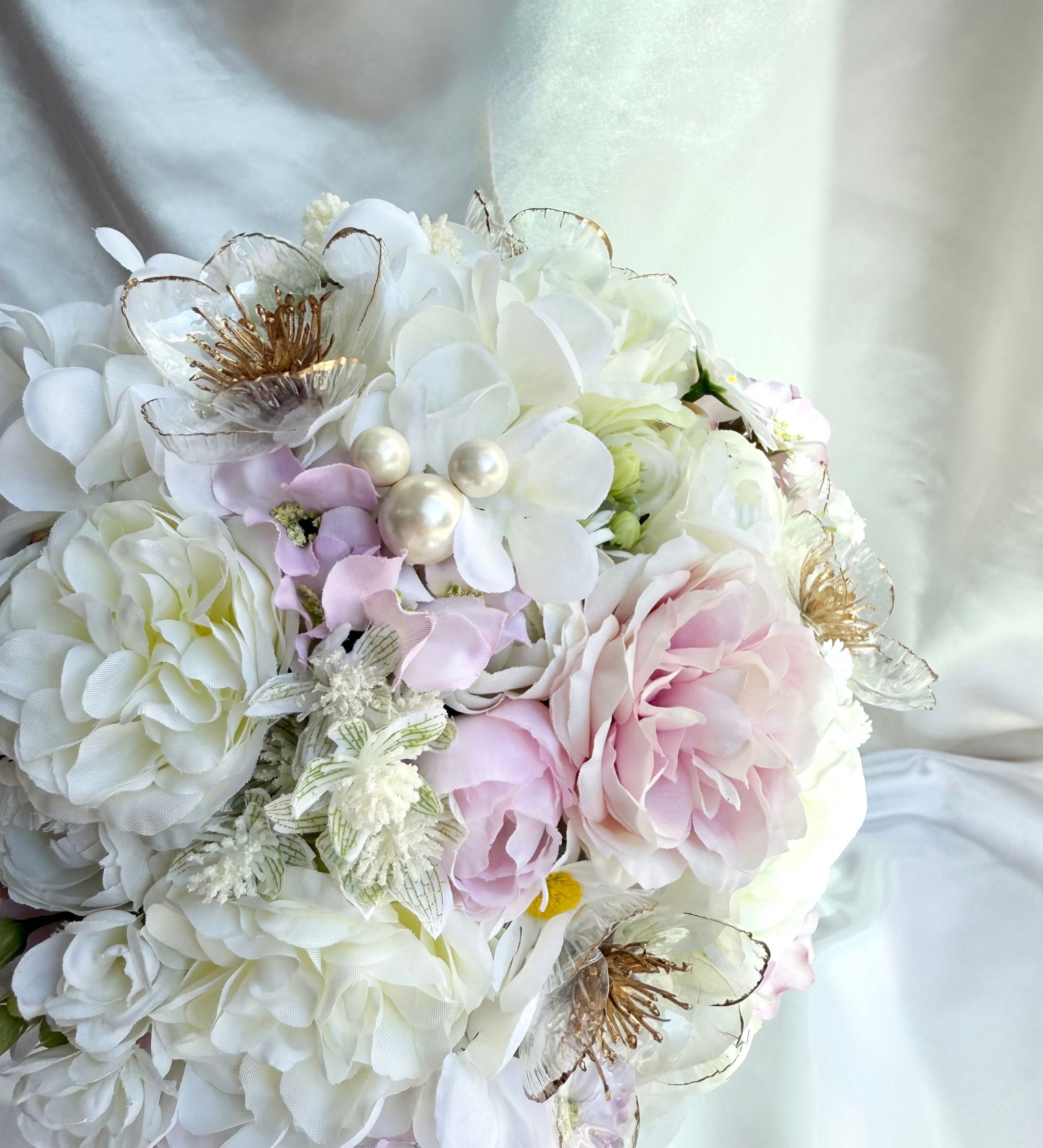 ホワイトとピンクのラウンドブーケ(ブートニア付き)|ウェディング