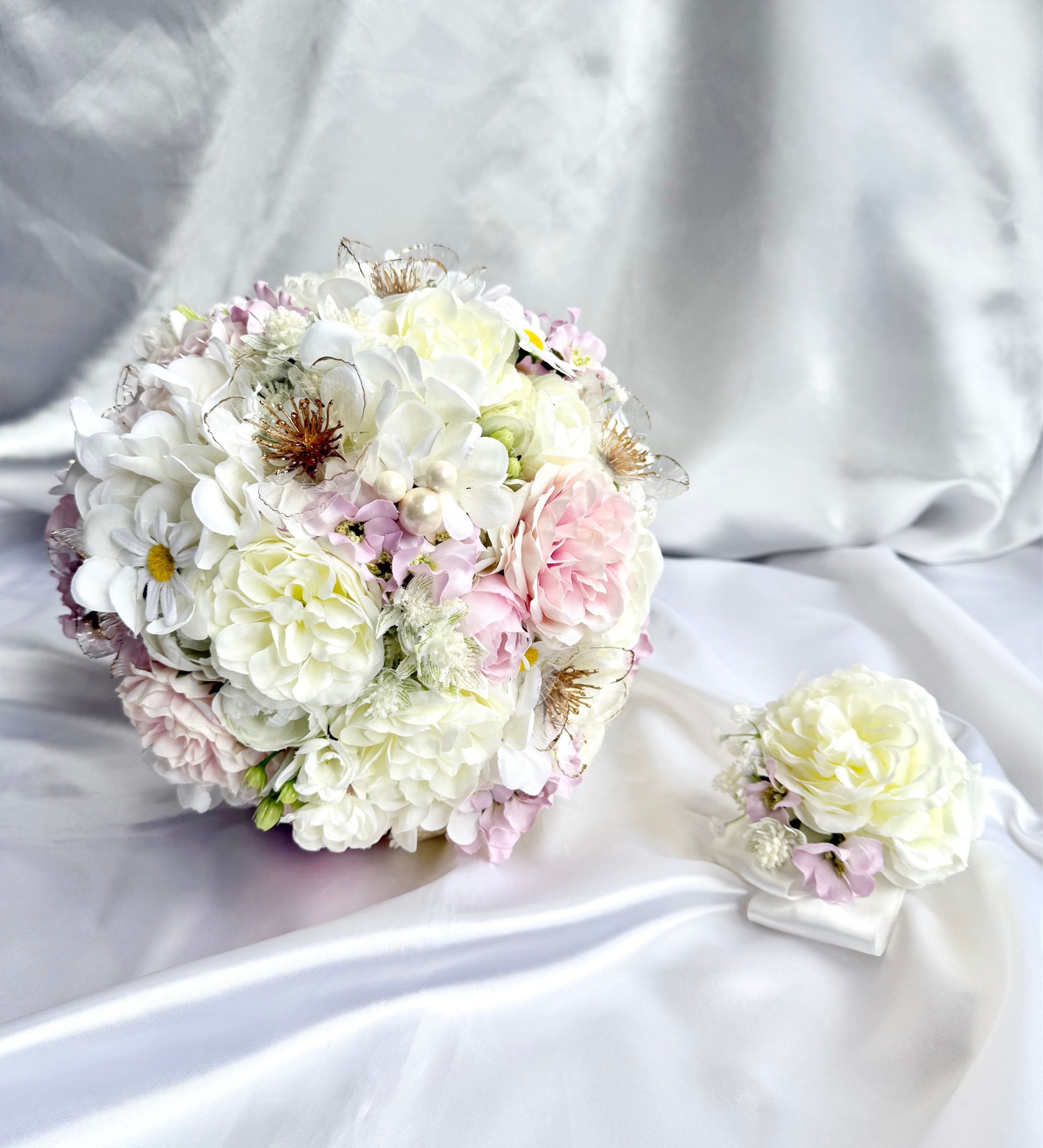 ホワイトとピンクのラウンドブーケ(ブートニア付き)|ウェディング