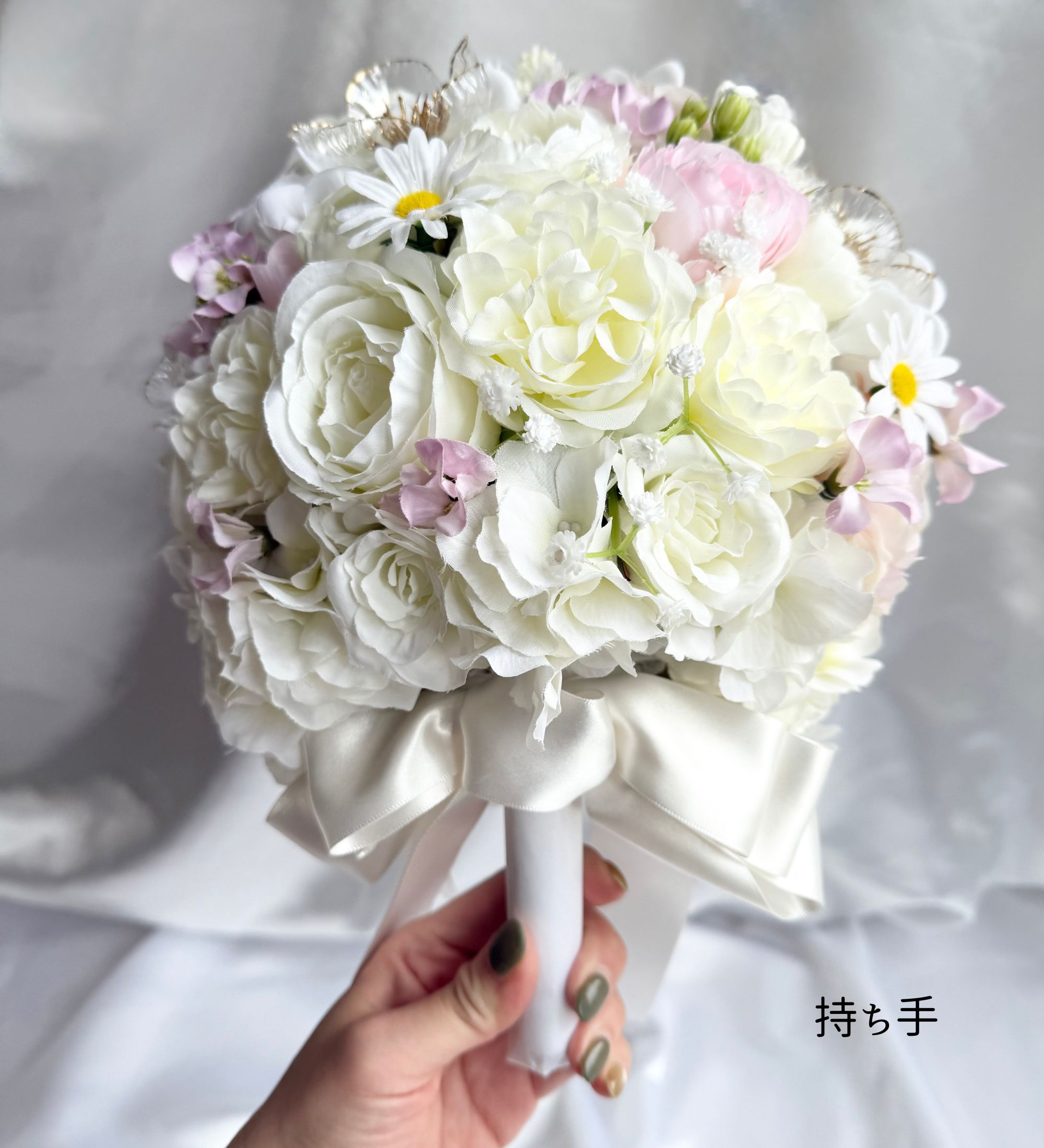 ホワイトとピンクのラウンドブーケ(ブートニア付き)|ウェディング