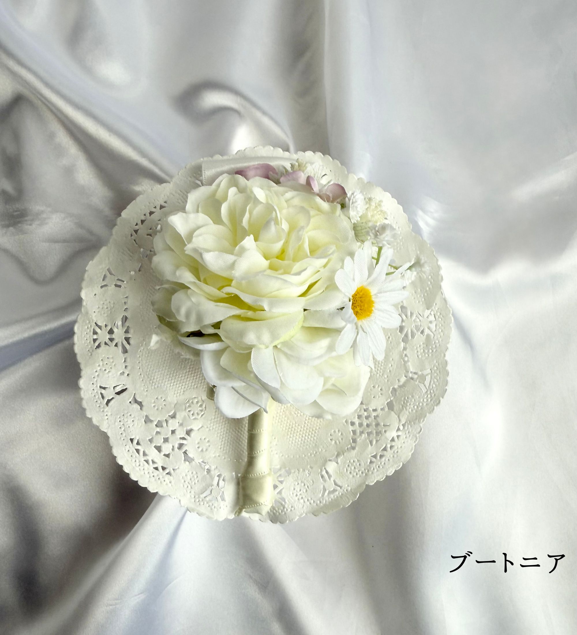 ホワイトとピンクのラウンドブーケ(ブートニア付き)|ウェディング