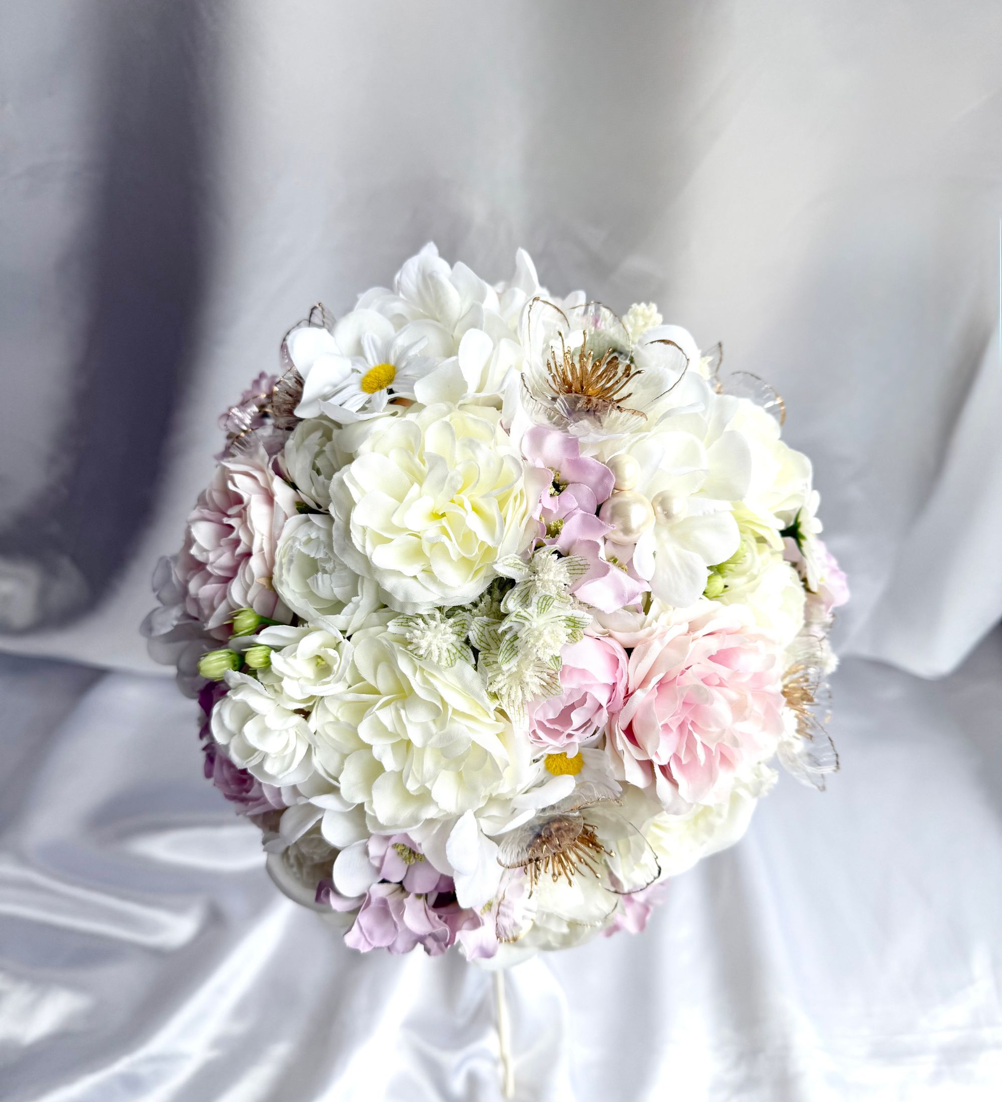 ホワイトとピンクのラウンドブーケ(ブートニア付き)|ウェディング