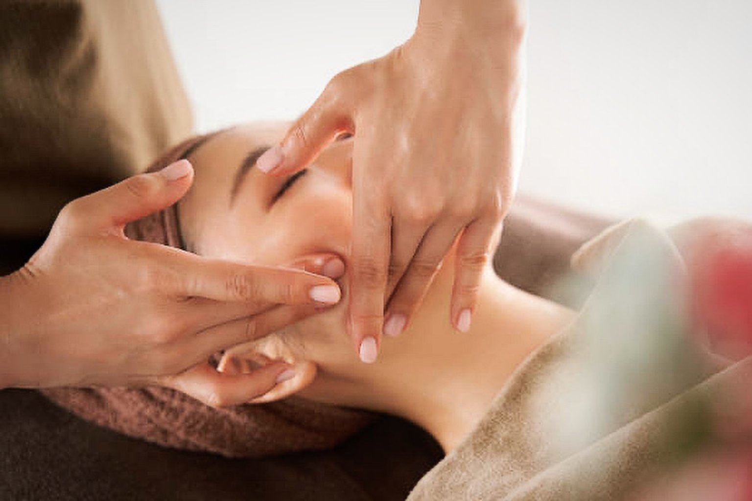 肌本来の機能を呼び覚ます✨周期が乱れずターンオーバーされる肌・肌機能を整え透明感のある潤い肌・毛穴レスへ！オールハンド100分の贅沢フェイシャル