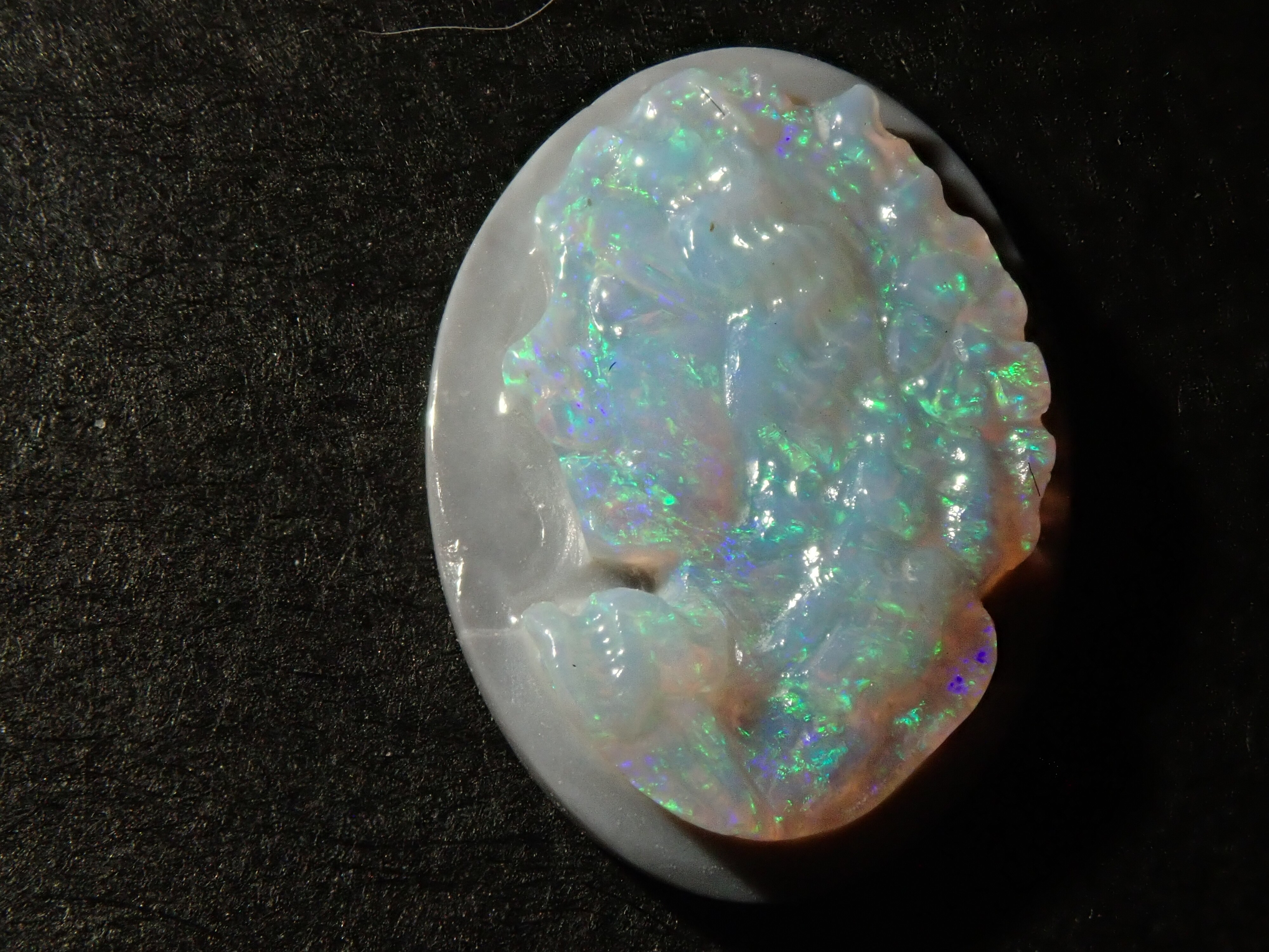 オーストラリア産 セミブラックオパール（カメオ） 1.686ct