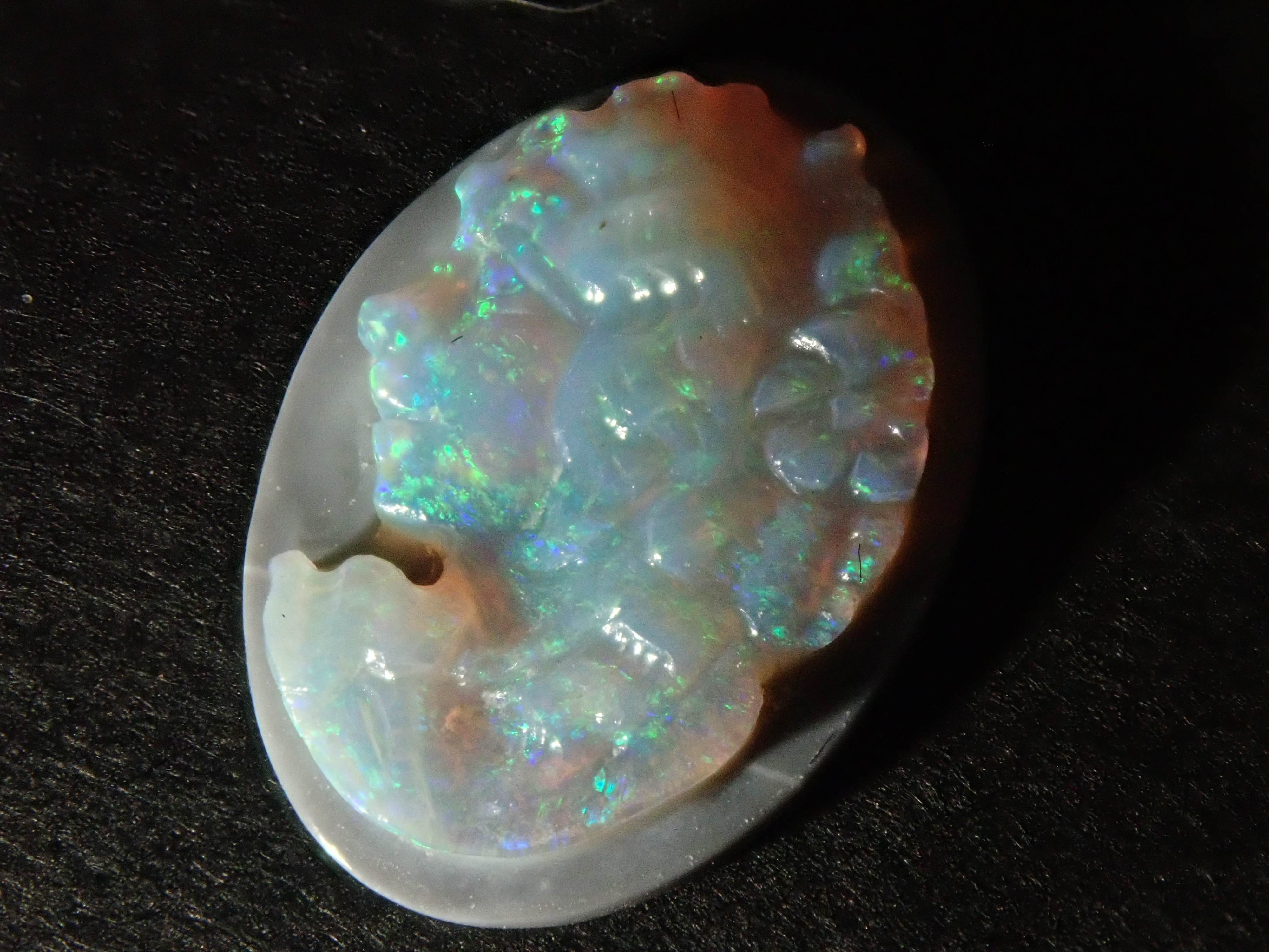オーストラリア産 セミブラックオパール（カメオ） 1.686ct