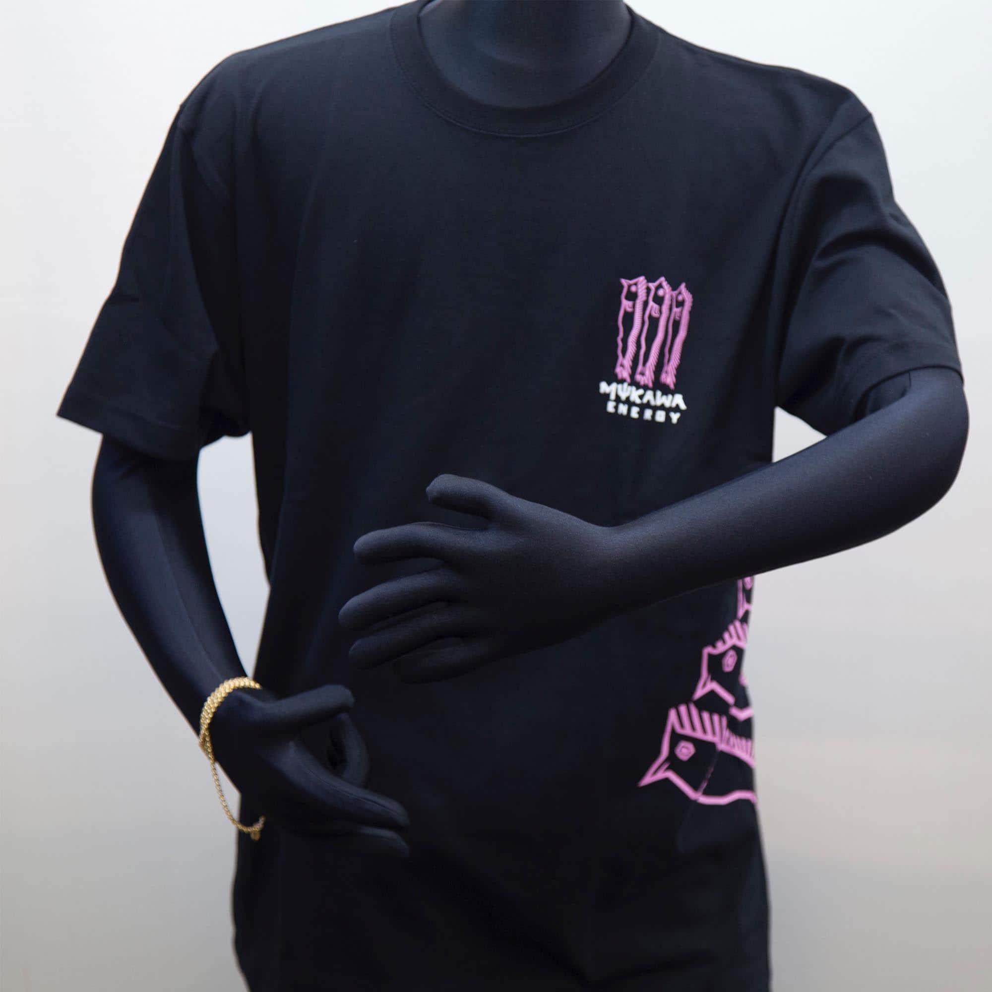 MUKAWA ENERGY Tシャツ ブラック-ロゴサイドピンク