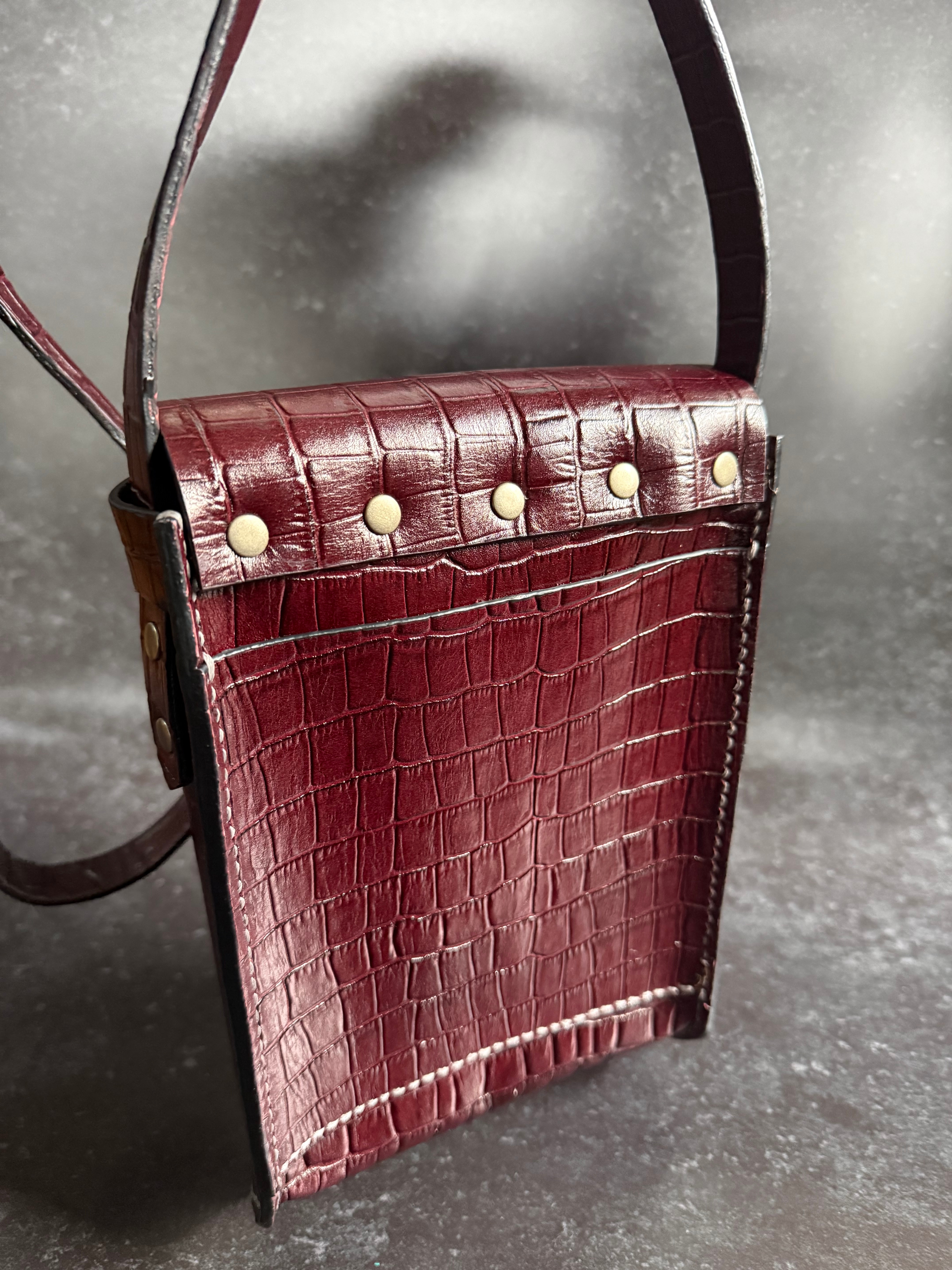 バーガンディ レザー ショルダーバッグゴールド金具 バーガンディ ケースロック金具縦型ショルダー クロコ型押しレザー