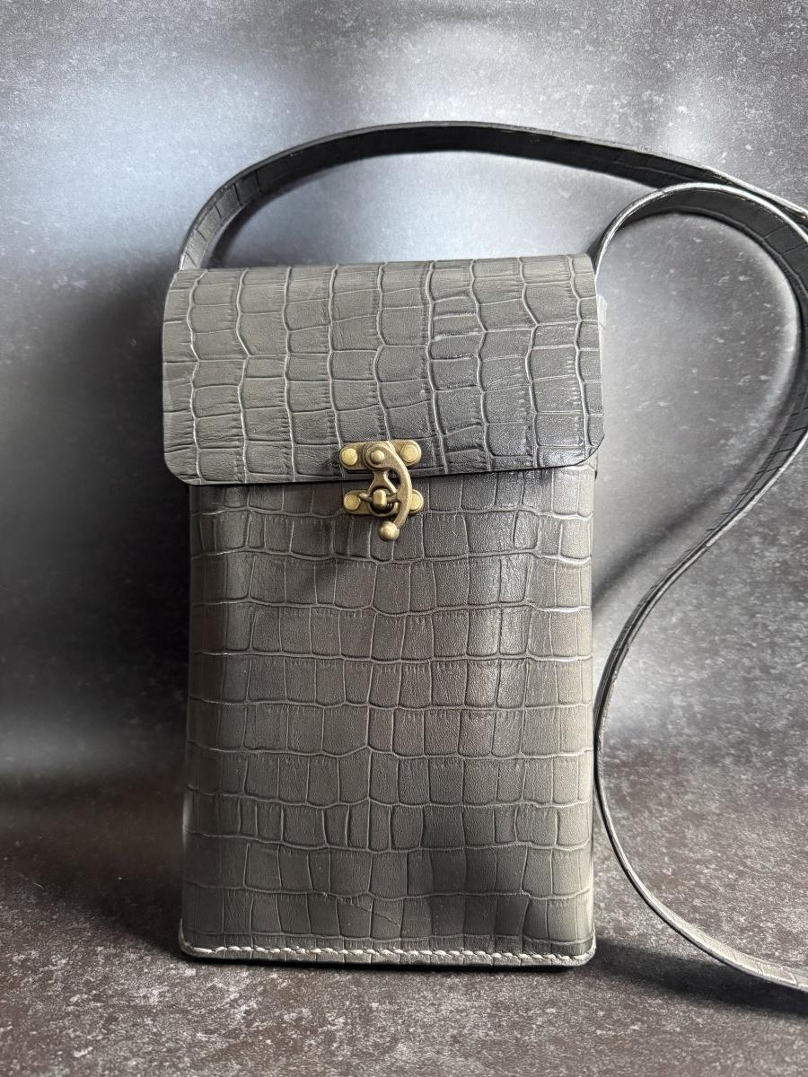 グレー ケースロック金具縦型ショルダー クロコ型押しレザー