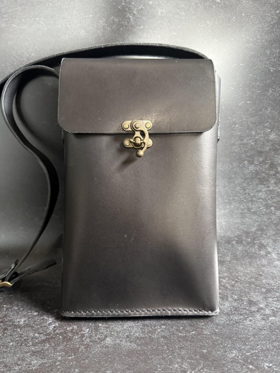 ブラック ケースロック金具縦型ショルダー ヌメ革