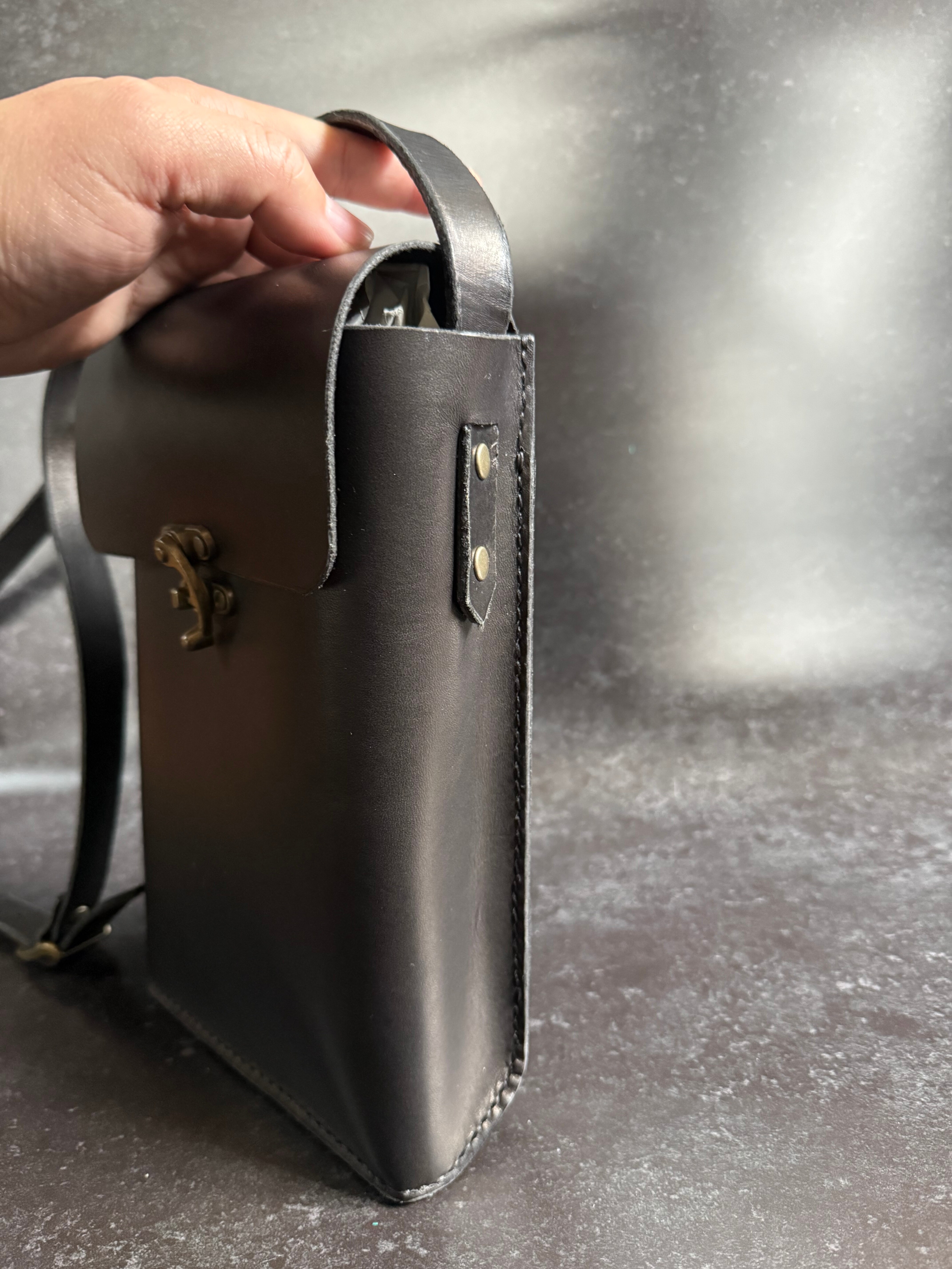 ブラック ケースロック金具縦型ショルダー ヌメ革