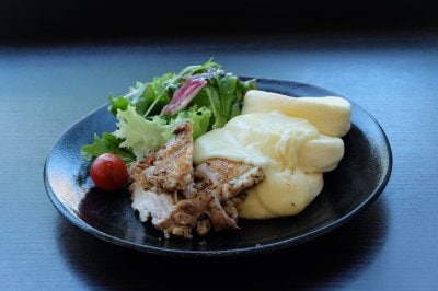 ローストチキンととろけるチーズ
