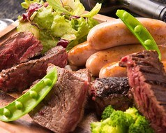 赤身肉たっぷり肉盛りプレート　2~3人前