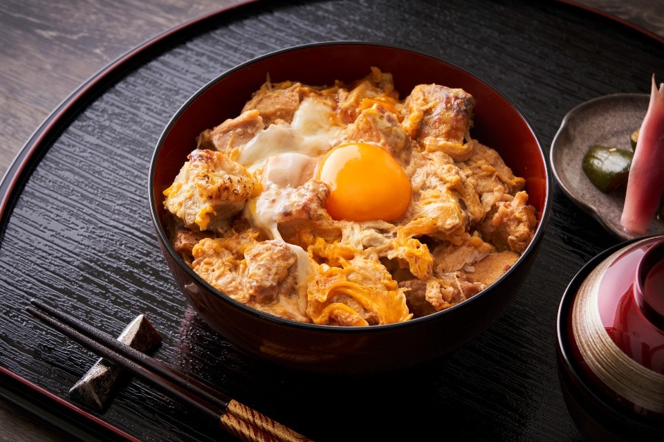 甲州地鶏と黒富士農場放牧卵の親子丼(上) -放牧卵3個